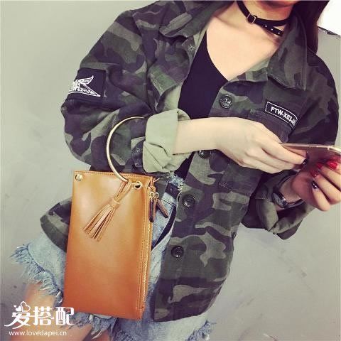 +迷彩夹克,黑色背心,流苏边短裤