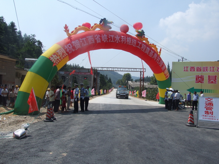 刚竣工的峡k8凯发利枢纽进场路路工程