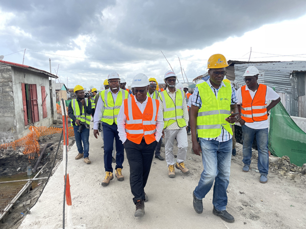 贝宁总统代表团一行光临k8凯发公司承建的 贝宁科托努Qb市政项目视察工作